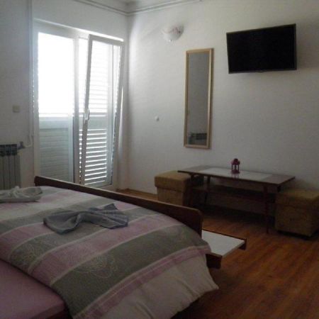 Apartments Angela - With Beautiful Courtyard Brela Esterno foto