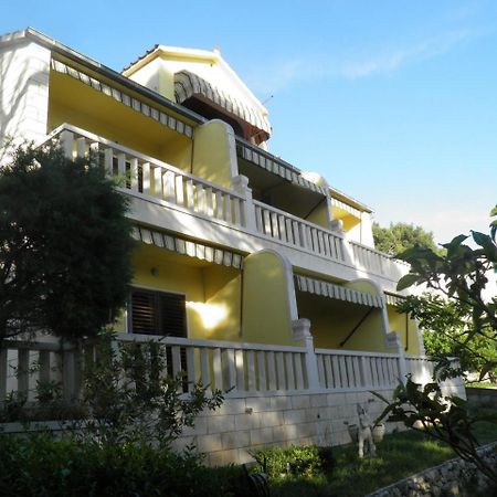 Apartments Angela - With Beautiful Courtyard Brela Esterno foto
