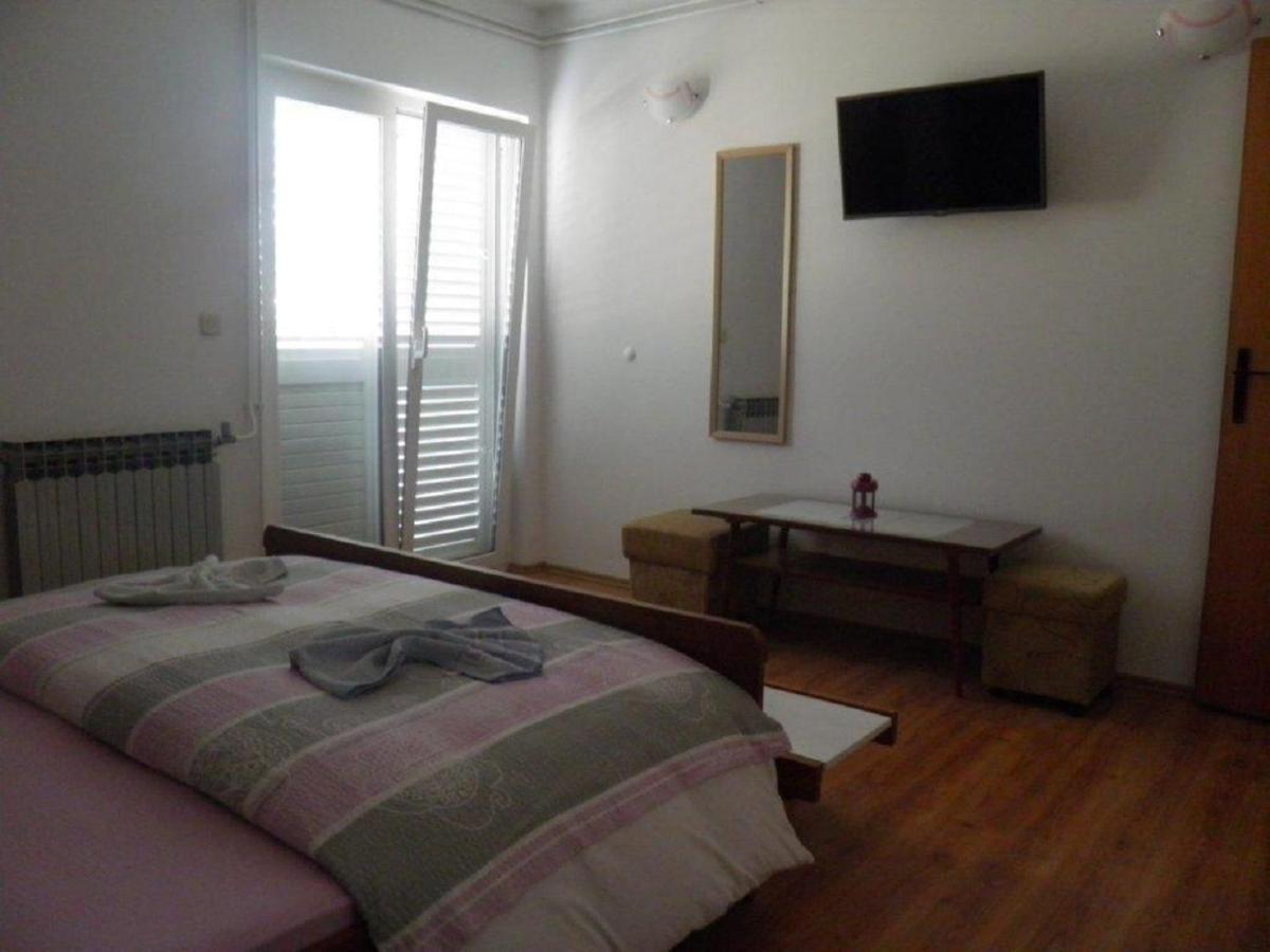Apartments Angela - With Beautiful Courtyard Brela Esterno foto