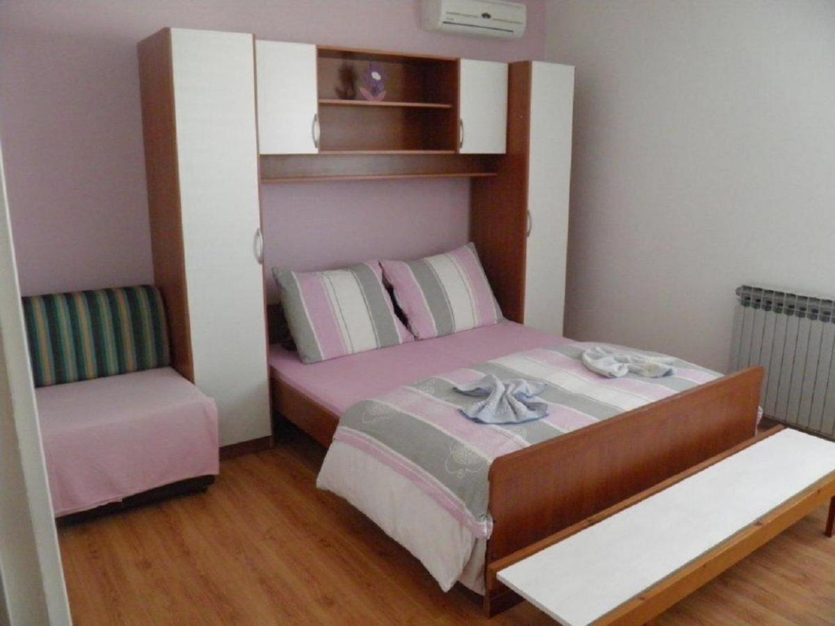 Apartments Angela - With Beautiful Courtyard Brela Esterno foto