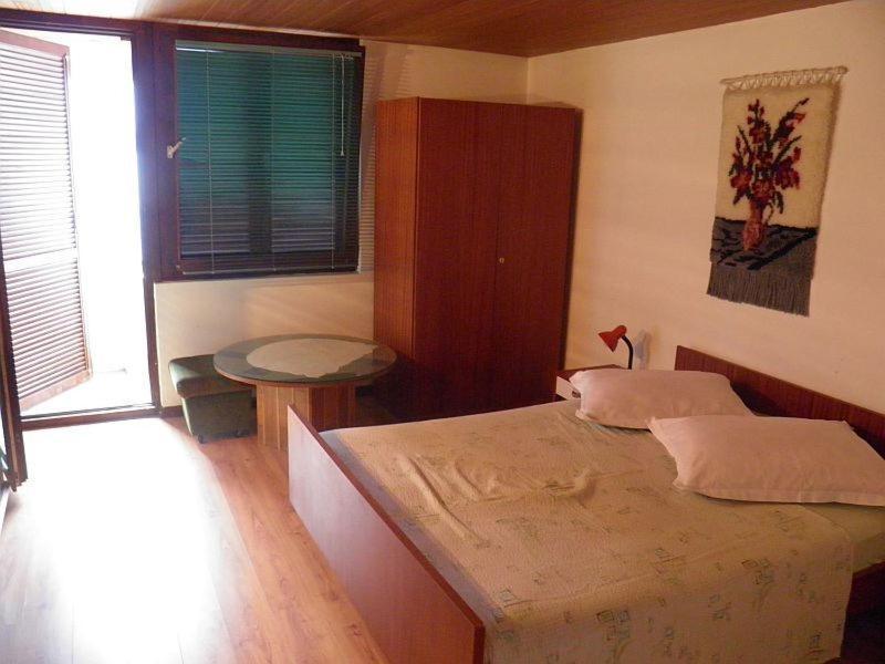 Apartments Angela - With Beautiful Courtyard Brela Esterno foto