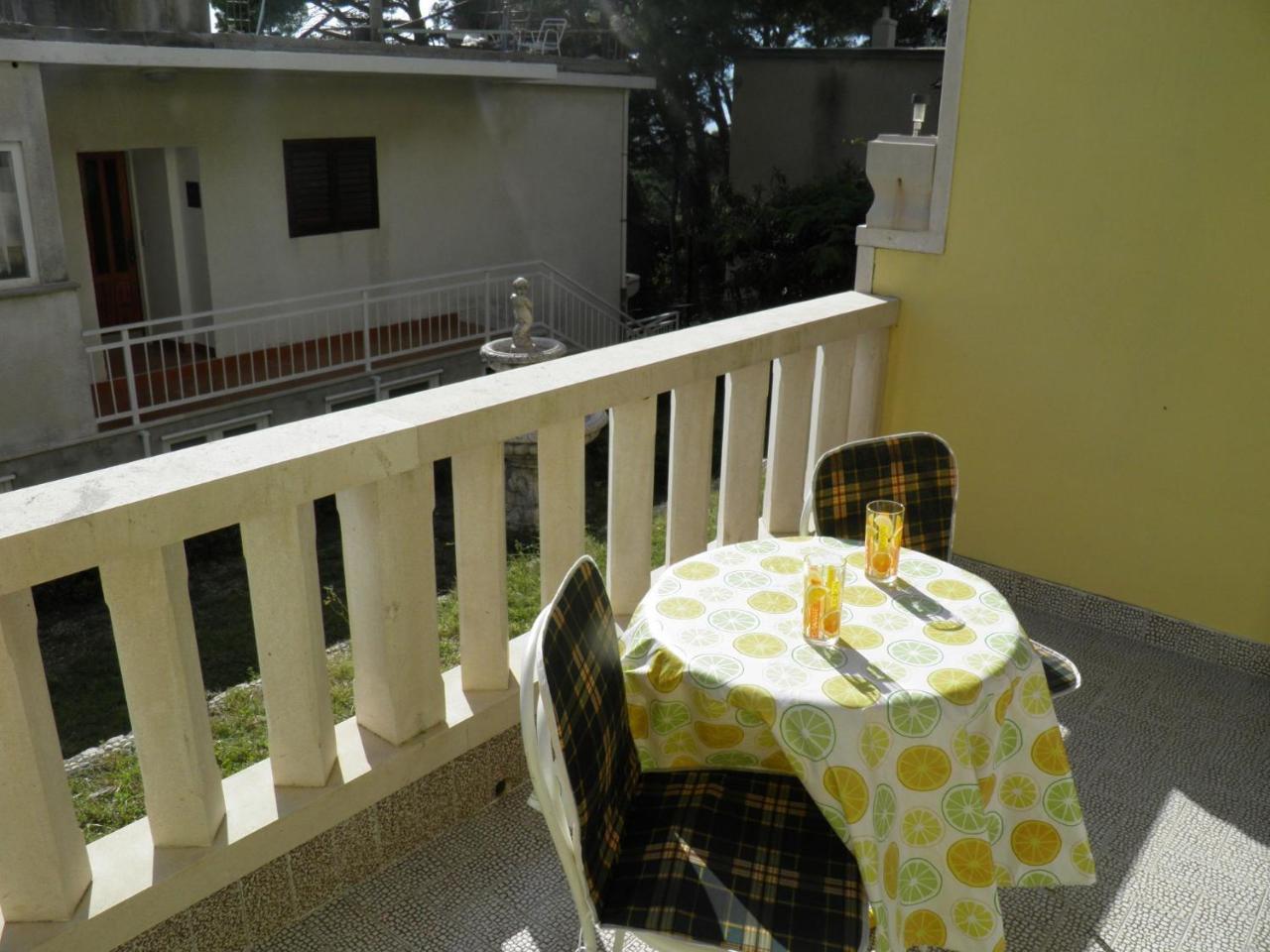 Apartments Angela - With Beautiful Courtyard Brela Esterno foto