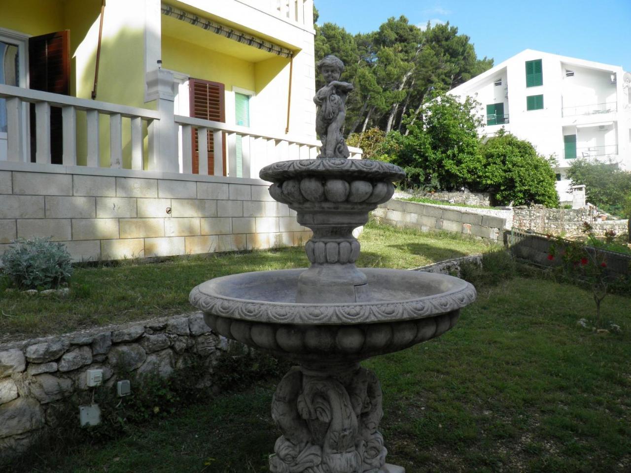 Apartments Angela - With Beautiful Courtyard Brela Esterno foto