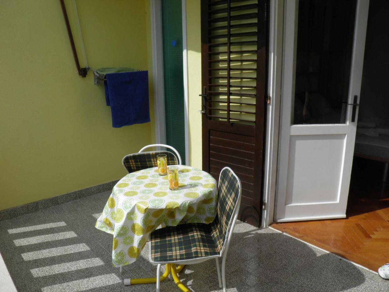 Apartments Angela - With Beautiful Courtyard Brela Esterno foto