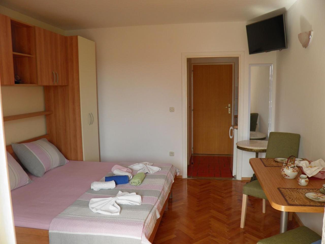 Apartments Angela - With Beautiful Courtyard Brela Esterno foto