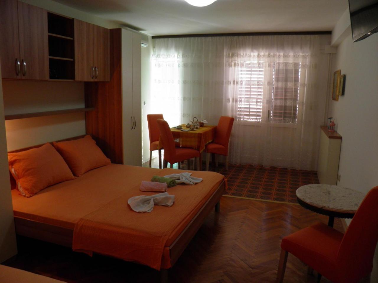 Apartments Angela - With Beautiful Courtyard Brela Esterno foto