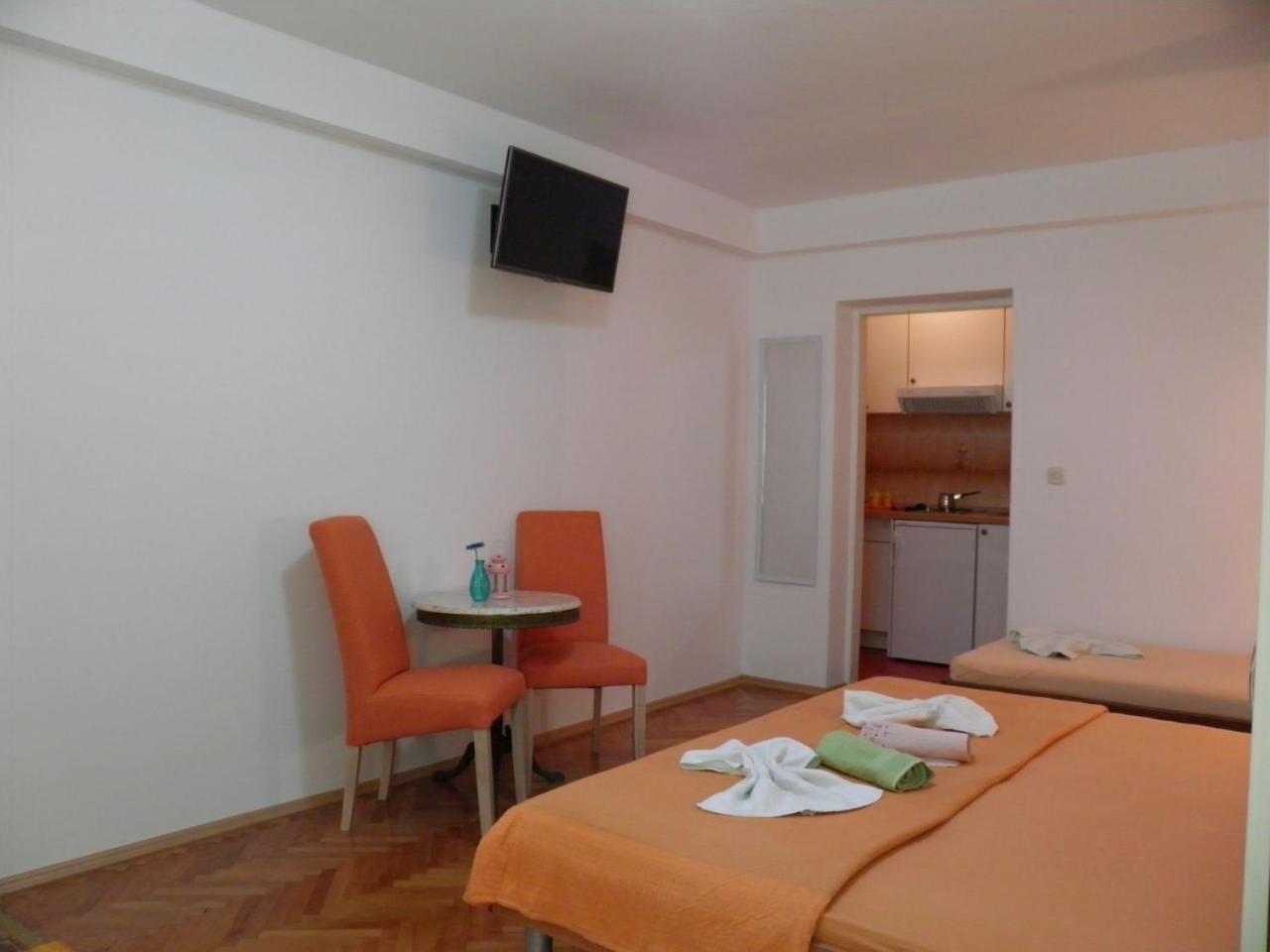 Apartments Angela - With Beautiful Courtyard Brela Esterno foto