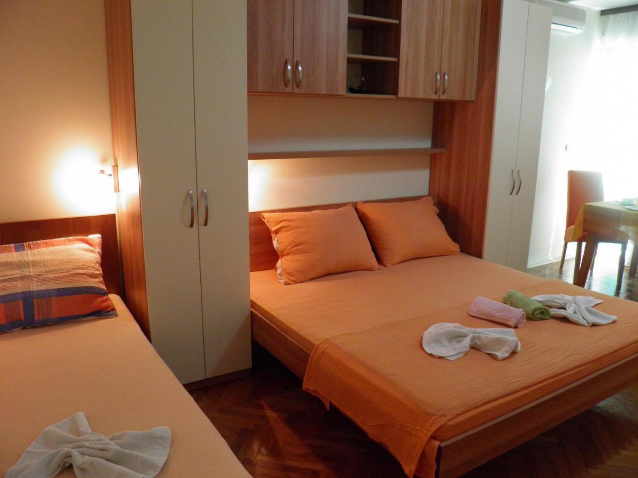Apartments Angela - With Beautiful Courtyard Brela Esterno foto