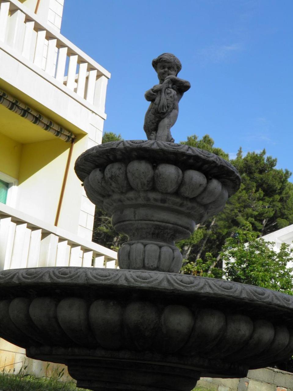 Apartments Angela - With Beautiful Courtyard Brela Esterno foto