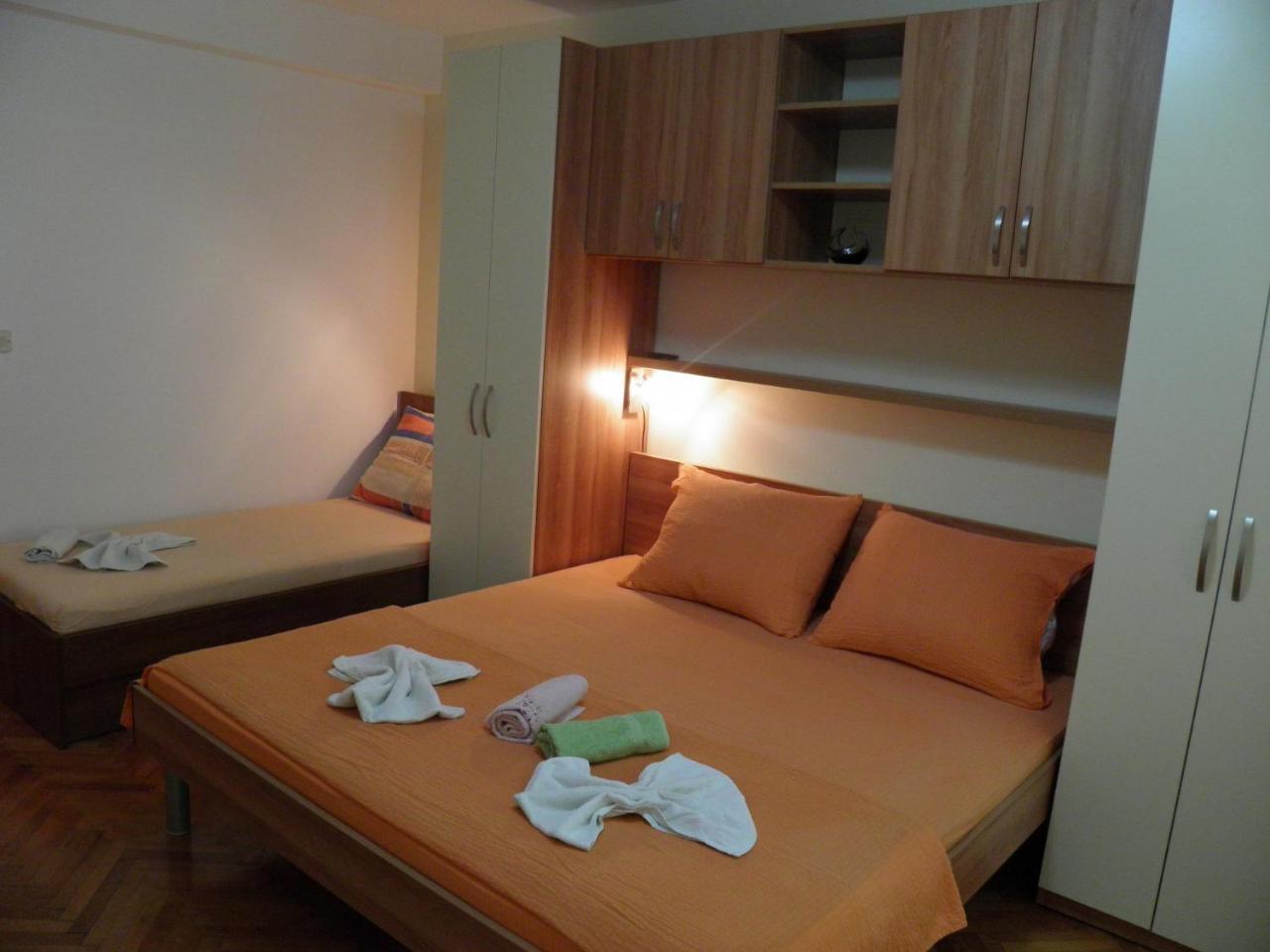 Apartments Angela - With Beautiful Courtyard Brela Esterno foto